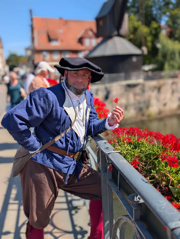 Florian Baier in historischem Kostüm auf einer Lüneburger Brücke